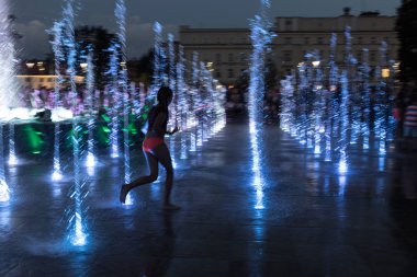 Lublin 'de bir çeşmede oynayan çocuklar