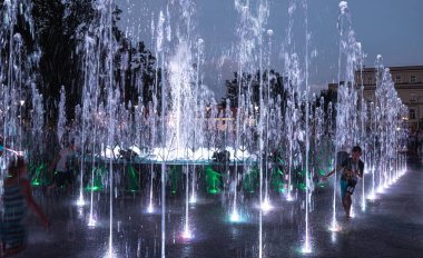 Lublin 'de bir çeşmede oynayan çocuklar