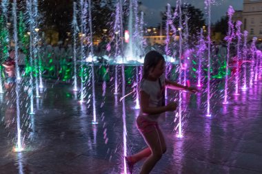 Lublin 'de bir çeşmede oynayan çocuklar