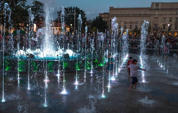 Enfants jouant dans une fontaine d'eau à Lublin — Photo