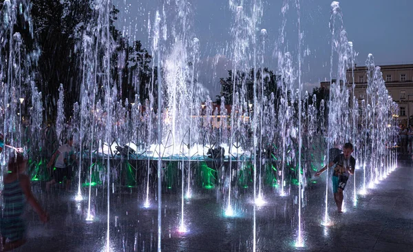 Children playing in a water fountain in Lublin — Stock Photo, Image