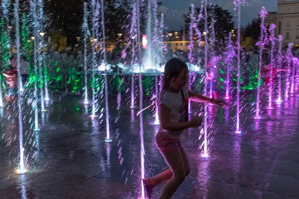 Lublin 'de bir çeşmede oynayan çocuklar