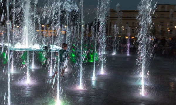 Dzieci bawiące się w fontannie wodnej w Lublinie — Zdjęcie stockowe