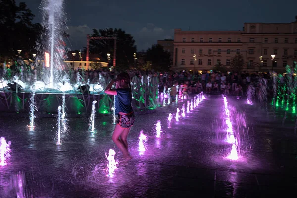Děti si hrají v vodní fontáně v Lublinu — Stock fotografie
