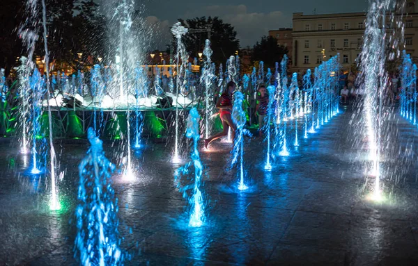 Enfants jouant dans une fontaine d'eau à Lublin — Photo