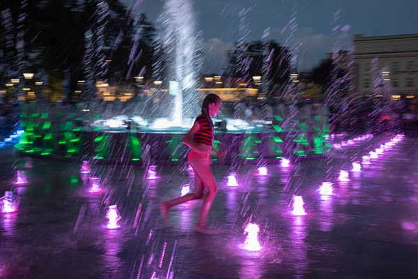 Děti si hrají v vodní fontáně v Lublinu — Stock fotografie