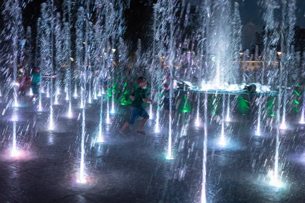 Niños jugando en una fuente de agua en Lublin —  Fotos de Stock