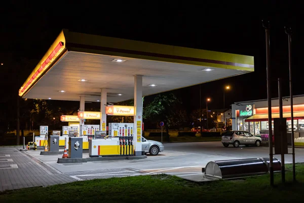 Benzinestation 's nachts. — Stockfoto