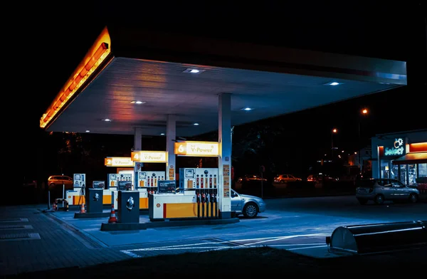 Benzinestation 's nachts. — Stockfoto
