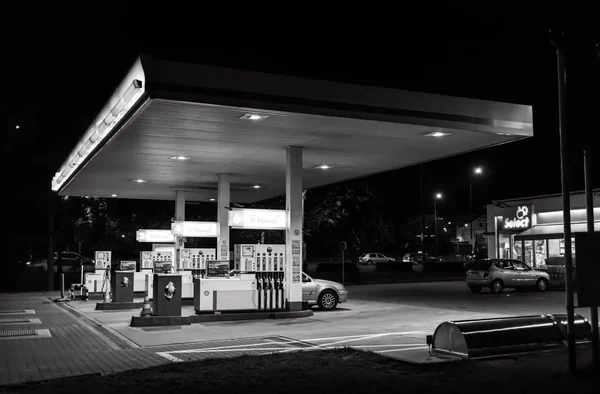 Tankstelle in der Nacht. — Stockfoto