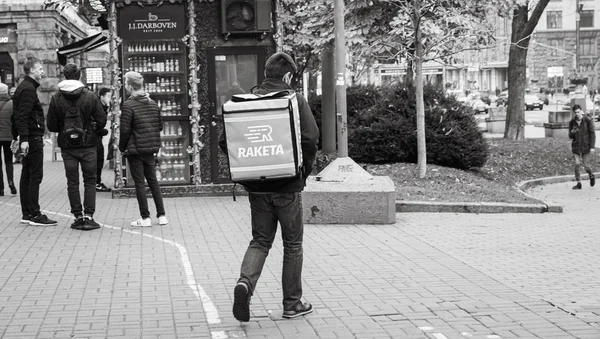 우크라 이나의 키프에서 식품 배달쿠리어. — 스톡 사진