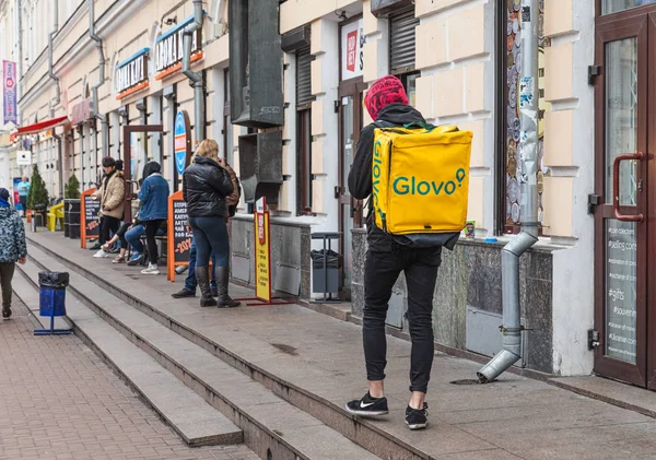 Élelmiszer-szállítási futár Kijevben, Ukrajna. — Stock Fotó