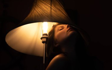 Eski dekoratif mobilyalarda çıplak esmer poz veriyor.