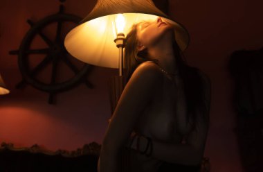 Eski dekoratif mobilyalarda çıplak esmer poz veriyor.