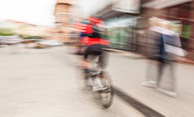 Bisikletli insanlar şehir yolunda