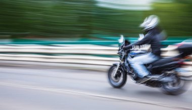 Bisikletli insanlar şehir yolunda