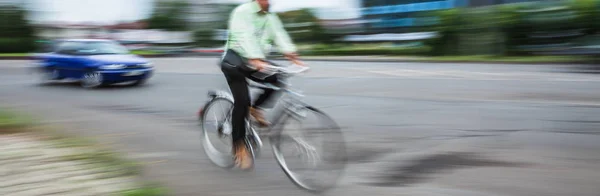 Personas en bicicleta en la carretera de la ciudad —  Fotos de Stock