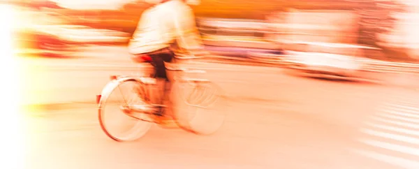 Människor på cykel i stadens vägbana — Stockfoto