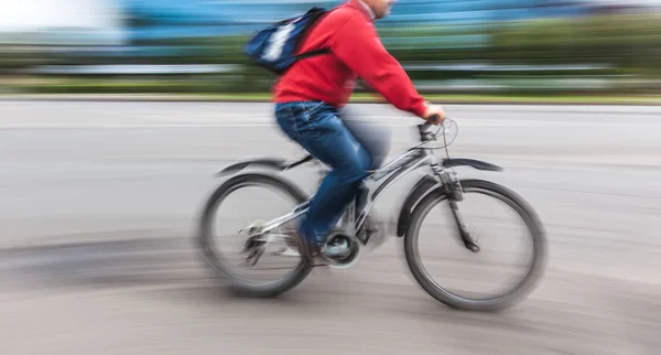 市内の道路を自転車で走る人々は — ストック写真