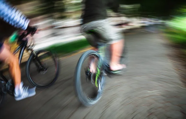Människor på cykel i stadens vägbana — Stockfoto