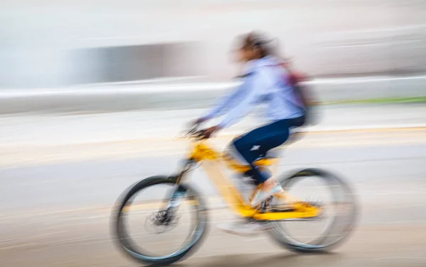 市内の道路を自転車で走る人々は — ストック写真