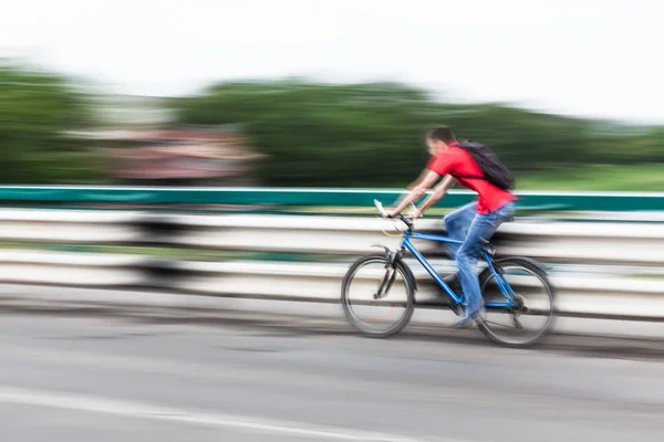 市内の道路を自転車で走る人々は — ストック写真
