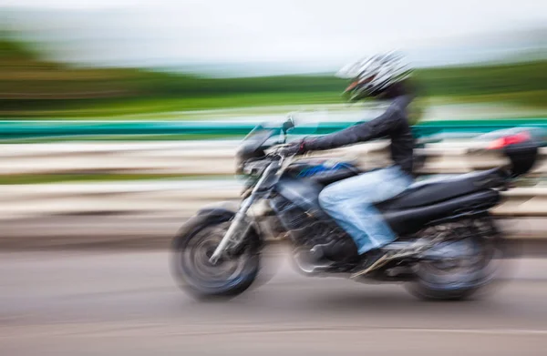 Menschen auf dem Fahrrad auf der Stadtstraße — Stockfoto