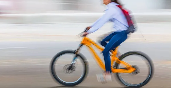 市内の道路を自転車で走る人々は — ストック写真