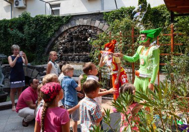 Palyaçolar çocuklara sabun köpüğü gösteriyor