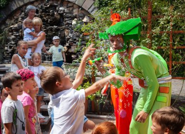 Palyaçolar çocuklara sabun köpüğü gösteriyor