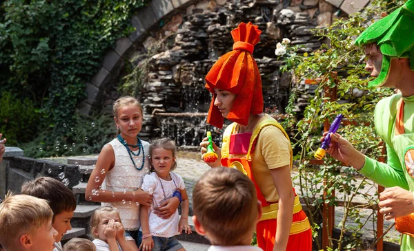 Clowns tonen zeepbellen aan kinderen — Stockfoto