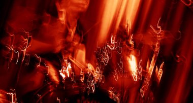 Konserdeki bir davulcunun soyut görüntüsü