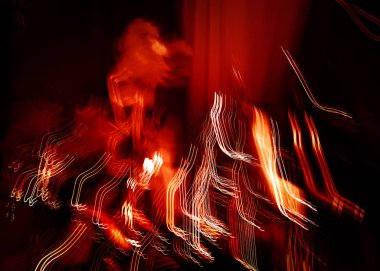 Konserdeki bir davulcunun soyut görüntüsü