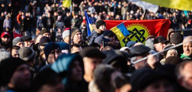 Kyiv 'deki Bağımsızlık Meydanı' nda teslim olmaya karşı miting