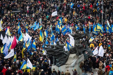 Kyiv 'deki Bağımsızlık Meydanı' nda teslim olmaya karşı miting