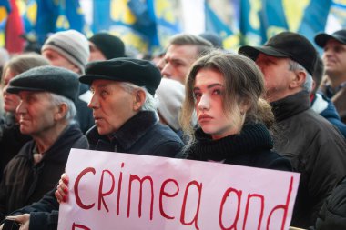 Kyiv 'deki Bağımsızlık Meydanı' nda teslim olmaya karşı miting