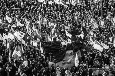 Kyiv 'deki Bağımsızlık Meydanı' nda teslim olmaya karşı miting