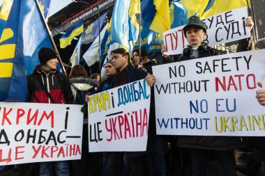 Kyiv 'deki Bağımsızlık Meydanı' nda teslim olmaya karşı miting