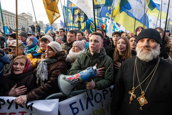 Manifestación contra la rendición en la Plaza de la Independencia de Kiev —  Fotos de Stock
