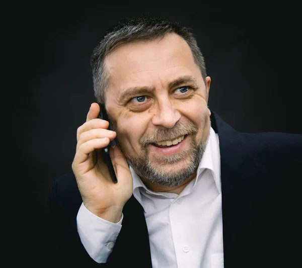 Zakenman spreekt op een mobiele telefoon — Stockfoto