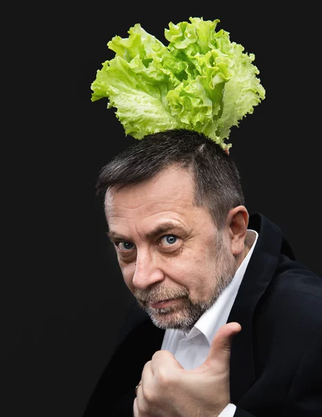 Hombre sosteniendo y comiendo lechuga —  Fotos de Stock