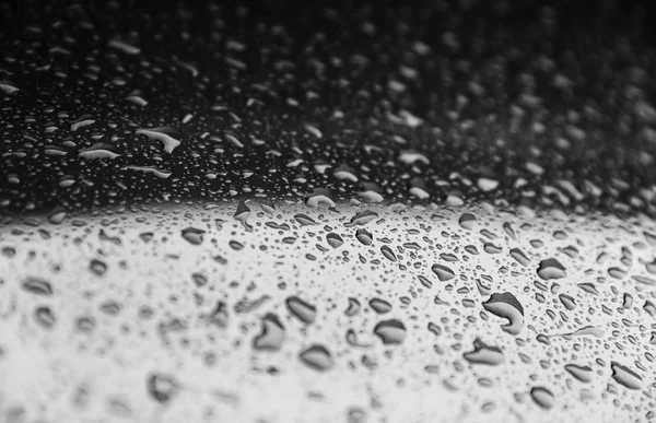 Gotas de lluvia sobre una superficie roja —  Fotos de Stock