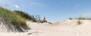 Güzel çıplak kız zevk doğa