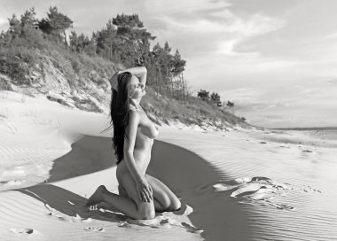 kumlu plajda çıplak kadın