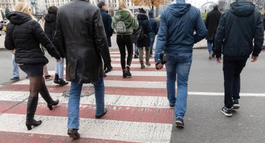 Yaya geçidindeki insanlar