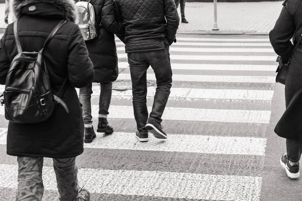 Yaya geçidindeki insanlar — Stok fotoğraf