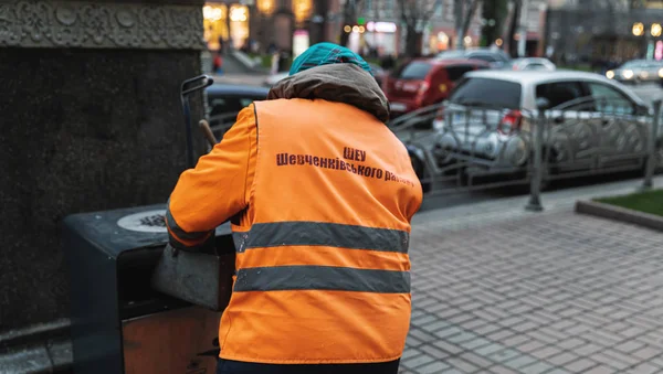 Municipal employee on Khreshchatyk street in Kyiv — стокове фото