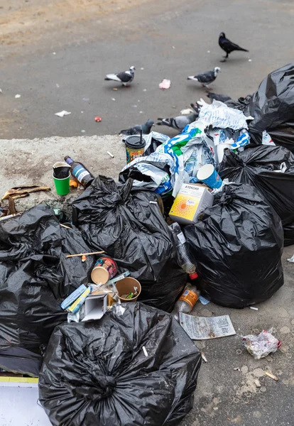 Piles of garbage on the streets of Kyiv. — Stock Photo, Image