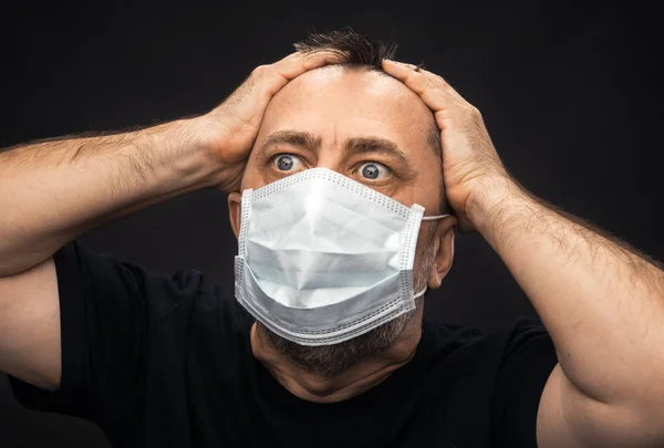 Man with medical face mask. Coronavirus epidemic. — Stock Photo, Image