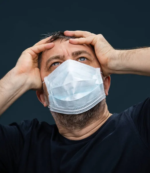 Homme avec masque médical. épidémie de coronavirus . — Photo